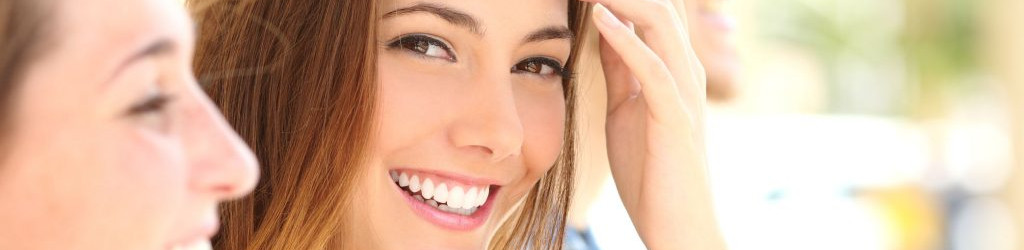 Für ein strahlendes Lächeln – so pflegen Sie Ihre Zahnimplantate richtig